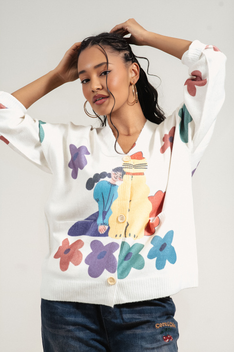 Дамска жилетка в бяло от фино плетиво с принт момиче и цветя