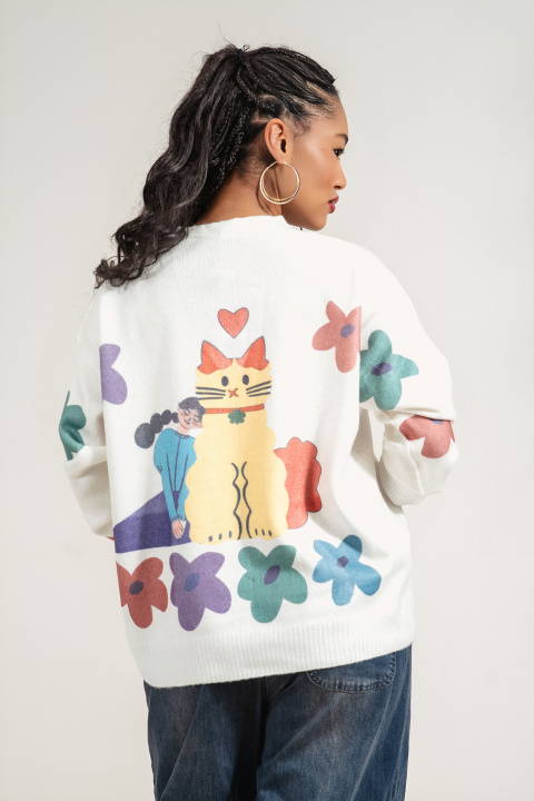 Дамска жилетка в бяло от фино плетиво с принт момиче и цветя