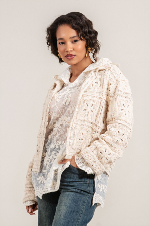 Дамска жилетка в светлобежово с плетени мотиви и яка