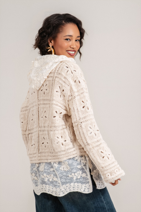 Дамска жилетка в светлобежово с плетени мотиви и яка