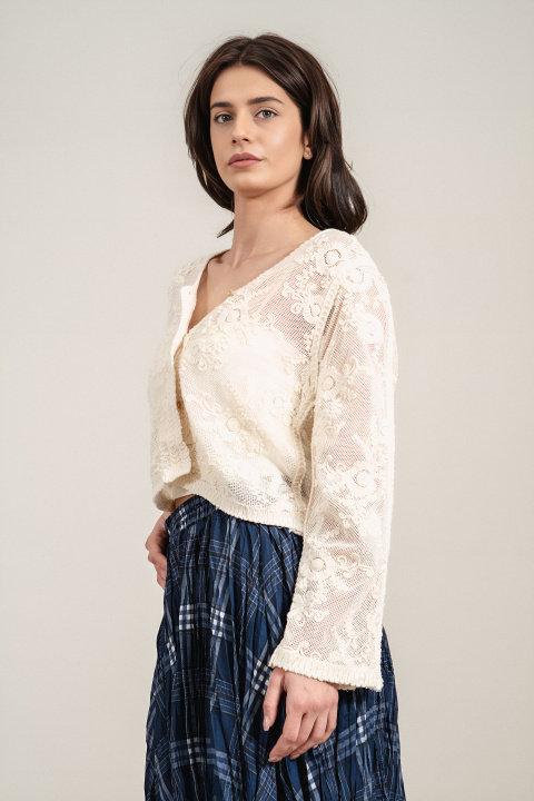 Дамска къса жилетка в цвят екрю с мрежеста с релефна бродерия