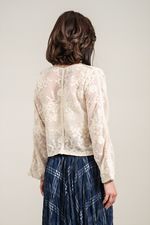Дамска къса жилетка в цвят екрю с мрежеста с релефна бродерия