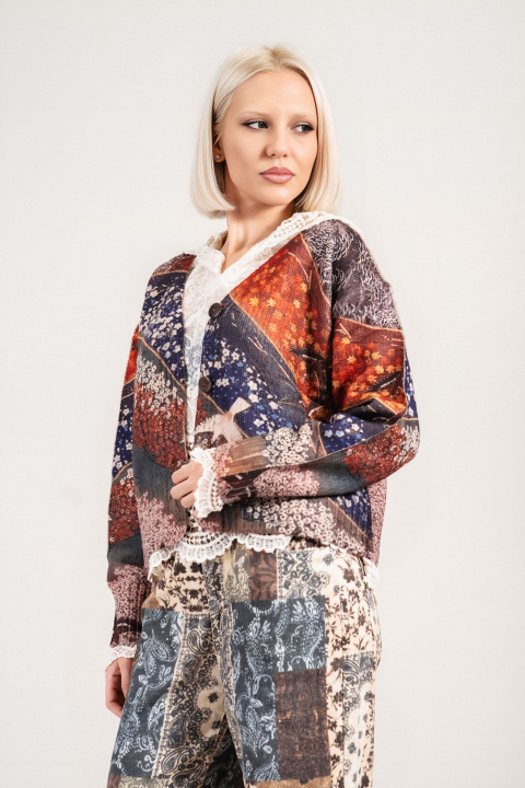 Дамска къса плетена жилетка с принт в тъмносиньо, зелено и кафяво