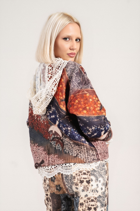 Дамска къса плетена жилетка с принт в тъмносиньо, зелено и кафяво