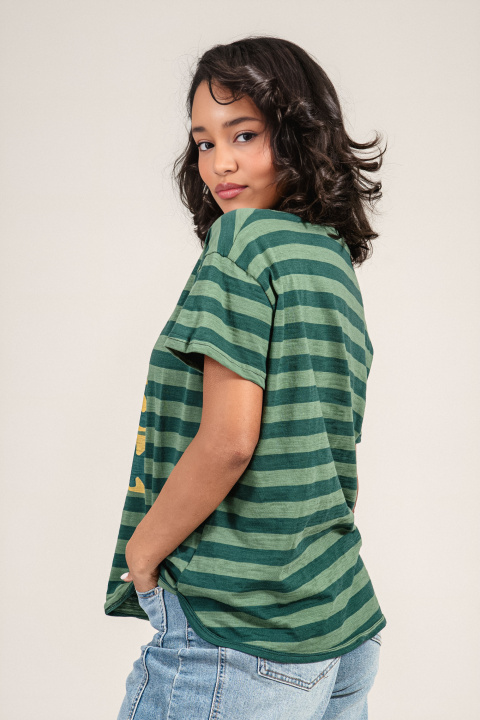 Дамска оувърсай блуза с зелено райе и щампа