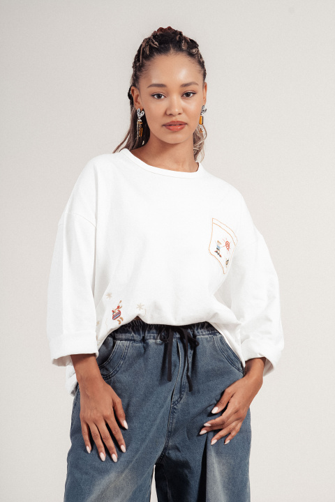 Дамска оувърсайз блуза от памук в бяло с флорална бродерия