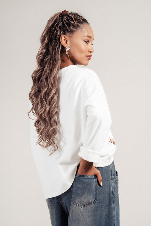Дамска оувърсайз блуза от памук в бяло с флорална бродерия