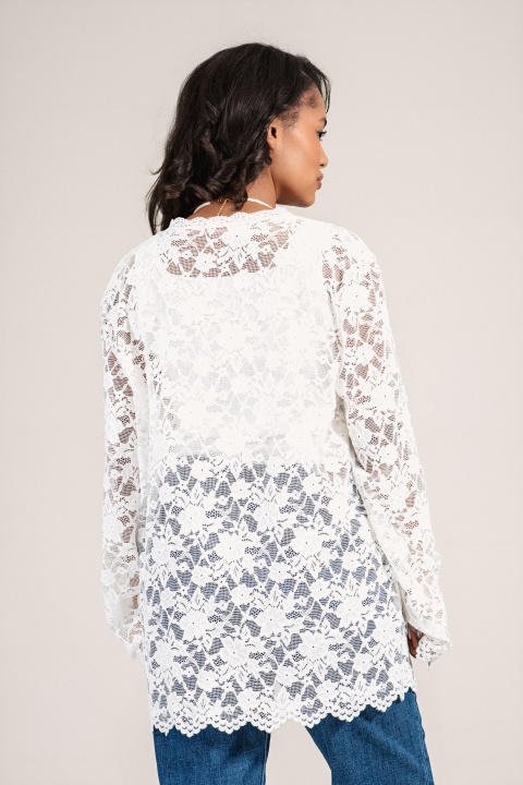 Дамска оувърсайз жилетка в бяло с флорална дантела