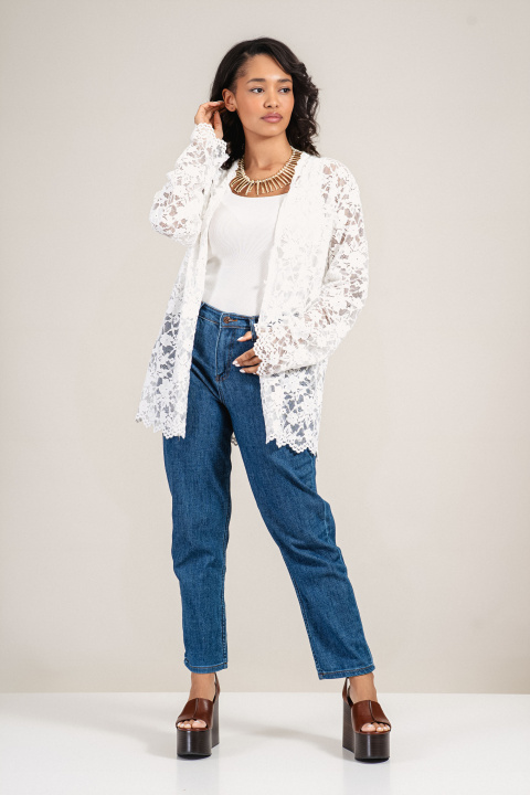 Дамска оувърсайз жилетка в бяло с флорална дантела