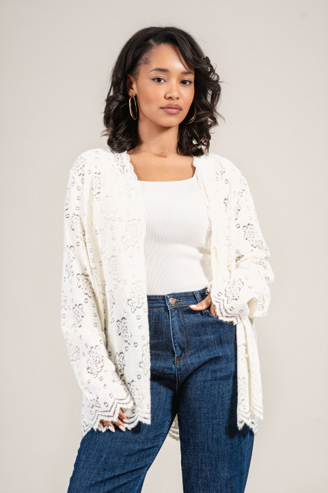 Дамска оувърсайз жилетка в цвят екрю с рязана флорална бродерия