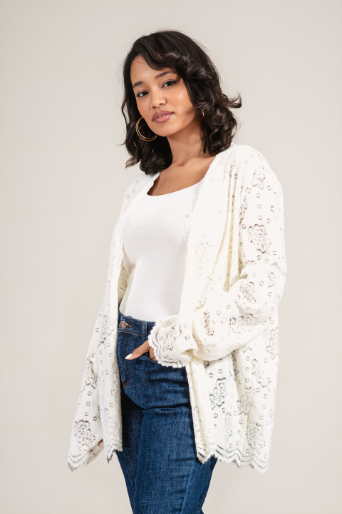 Дамска оувърсайз жилетка в цвят екрю с рязана флорална бродерия