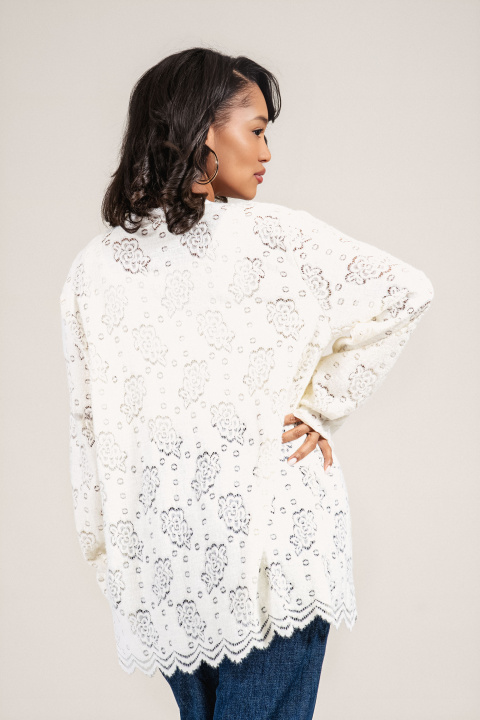 Дамска оувърсайз жилетка в цвят екрю с рязана флорална бродерия