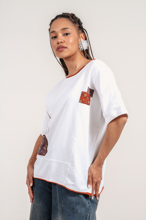 Дамска оувърсайз памучна тениска в бяло с апликация момиче с панделка и цветни квадрати