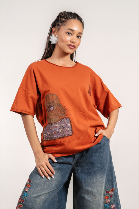 Дамска оувърсайз памучна тениска в цвят керемида с апликация момиче с панделка и цветни квадрати