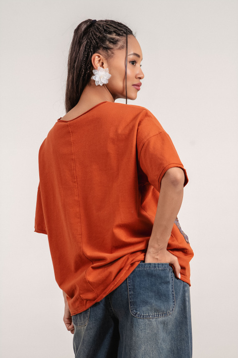 Дамска оувърсайз памучна тениска в цвят керемида с апликация момиче с панделка и цветни квадрати