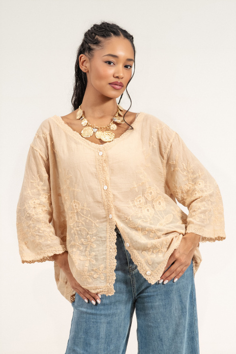 Дамска памучна блуза в бежово с флорална бродерия и копчета