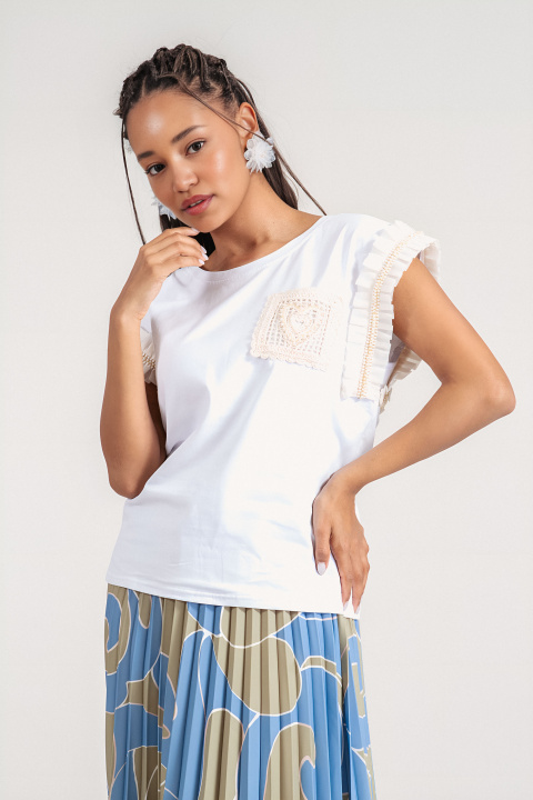 Дамска памучна блуза в бяло с декоративен кант и джоб с бродерия