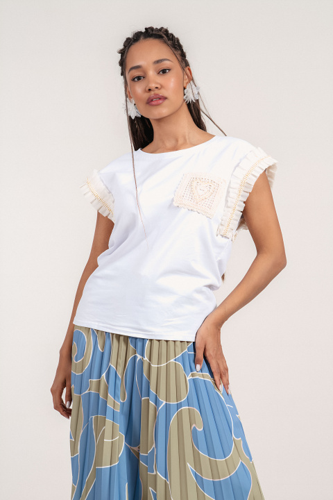 Дамска памучна блуза в бяло с декоративен кант и джоб с бродерия