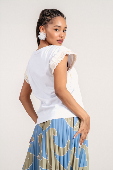 Дамска памучна блуза в бяло с декоративен кант и джоб с бродерия