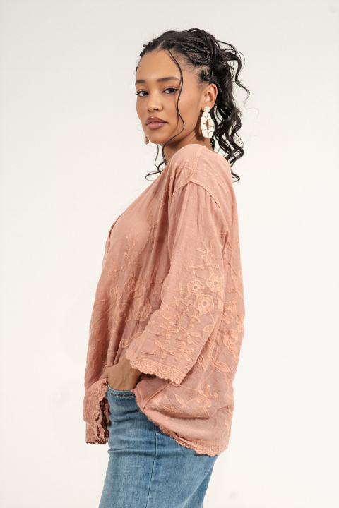 Дамска памучна блуза в розово с бродирани цветя и копчета