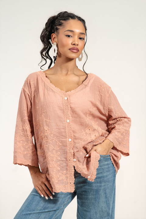 Дамска памучна блуза в розово с бродирани цветя и копчета