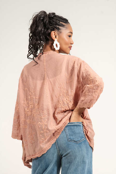 Дамска памучна блуза в розово с бродирани цветя и копчета