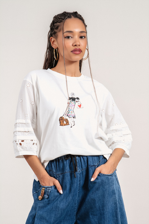 Дамска памучна блуза в розово с рязана бродерия на ръкавите и щампа момиче с куче