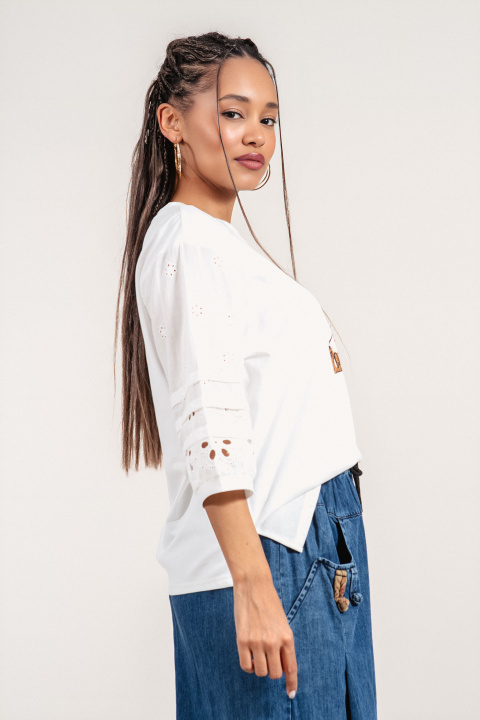 Дамска памучна блуза в розово с рязана бродерия на ръкавите и щампа момиче с куче