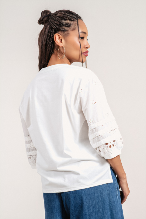 Дамска памучна блуза в розово с рязана бродерия на ръкавите и щампа момиче с куче