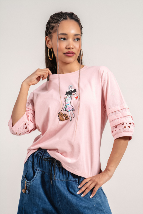 Дамска памучна блуза в розово с рязана бродерия на ръкавите и щампа момиче с куче