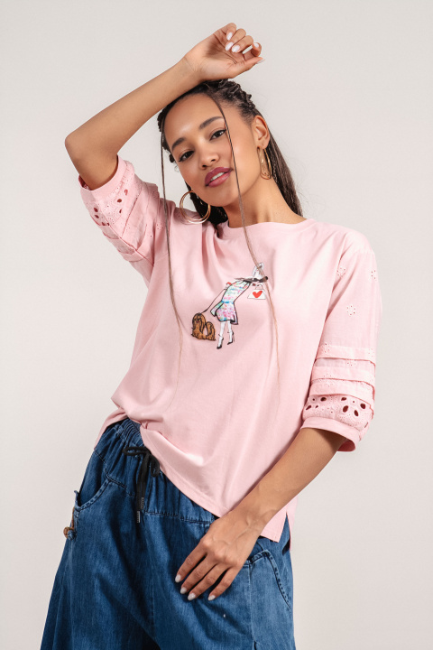 Дамска памучна блуза в розово с рязана бродерия на ръкавите и щампа момиче с куче