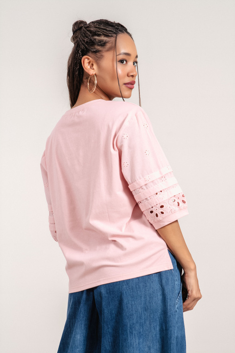 Дамска памучна блуза в розово с рязана бродерия на ръкавите и щампа момиче с куче