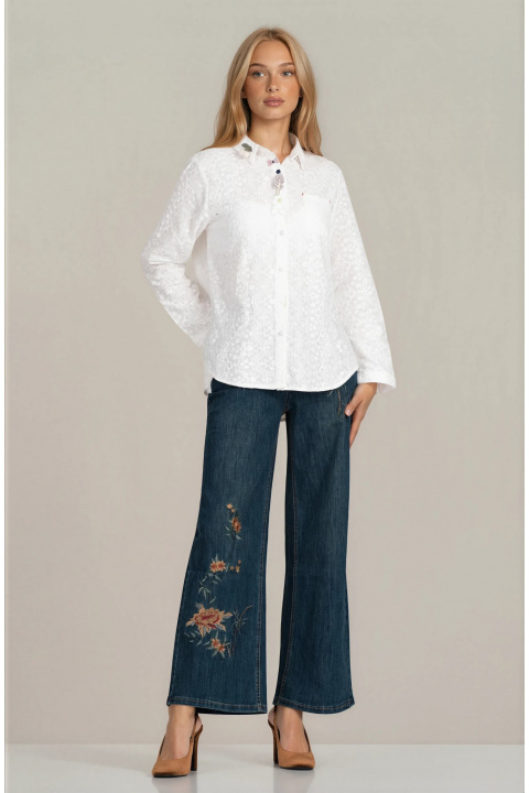 Дамска памучна бяла риза с релефен флорален десен и декоративни акценти