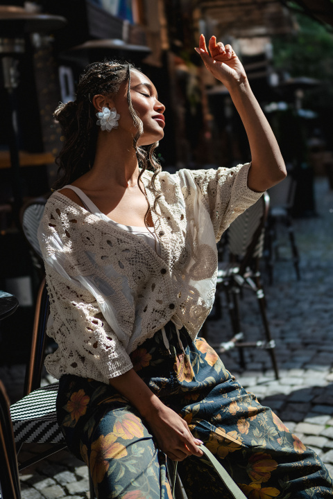 Дамска памучна жилетка в цвят екрю с ефектни плетени орнаменти