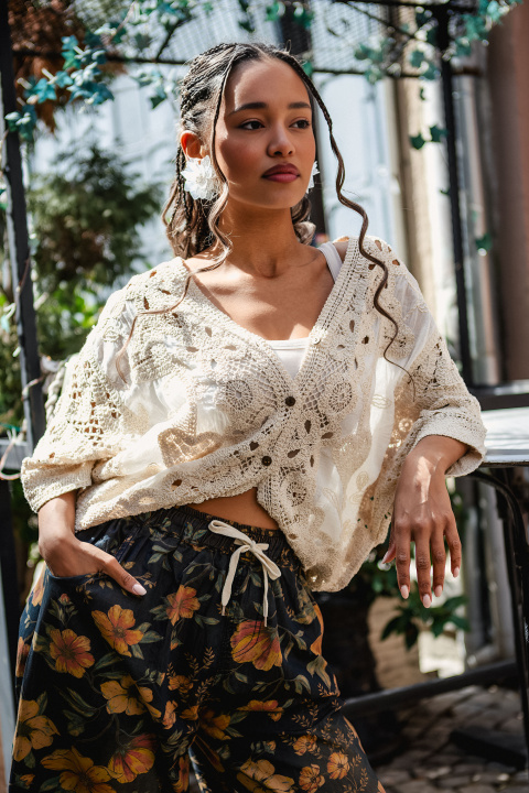 Дамска памучна жилетка в цвят екрю с ефектни плетени орнаменти