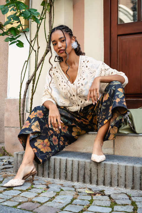 Дамска памучна жилетка в цвят екрю с ефектни плетени орнаменти