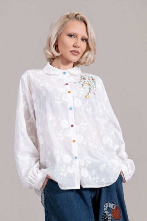 Дамска памучна риза в бяло с флорална бродерия и декоративни цветни копчета