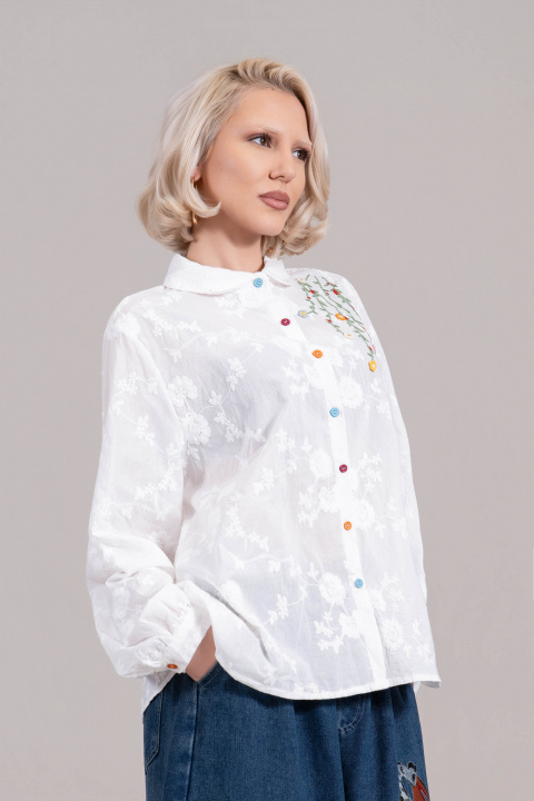 Дамска памучна риза в бяло с флорална бродерия и декоративни цветни копчета