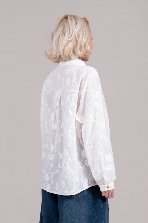 Дамска памучна риза в бяло с флорална бродерия и декоративни цветни копчета