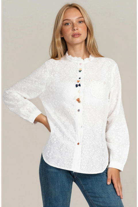 Дамска памучна риза в бяло с релефен принт с декоративен дантелен джоб