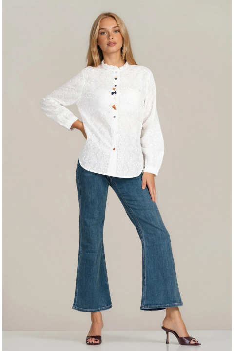 Дамска памучна риза в бяло с релефен принт с декоративен дантелен джоб