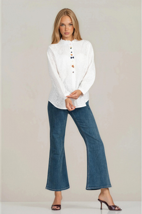 Дамска памучна риза в бяло с релефен принт с декоративен дантелен джоб