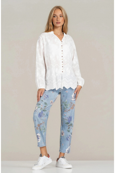 Дамска памучна риза в бяло с релефна бродерия и ефектно закопчаване