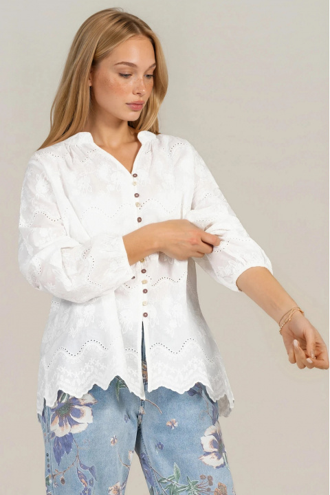 Дамска памучна риза в бяло с релефна бродерия и ефектно закопчаване