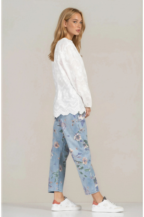 Дамска памучна риза в бяло с релефна бродерия и ефектно закопчаване