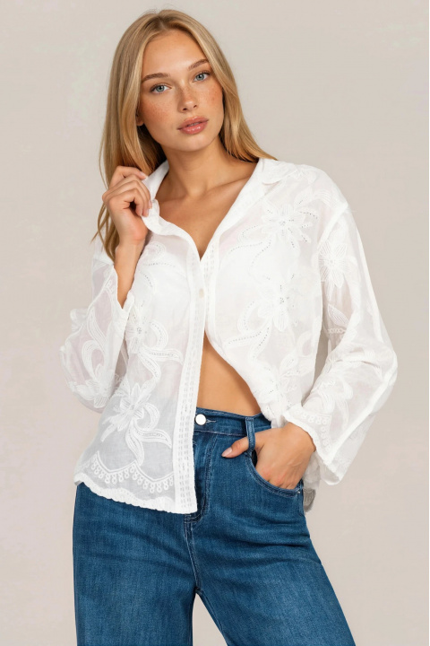Дамска памучна риза в бяло с релефна бродерия и ефирен силует