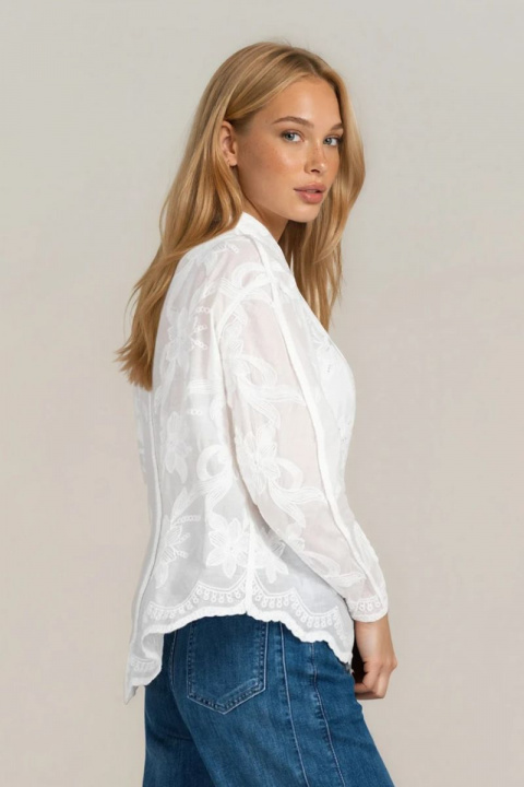 Дамска памучна риза в бяло с релефна бродерия и ефирен силует