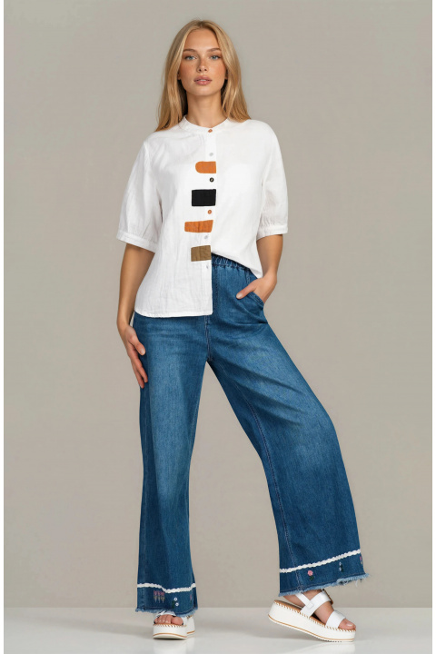 Дамска памучна риза в бяло със свободен силует и акцентна апликации