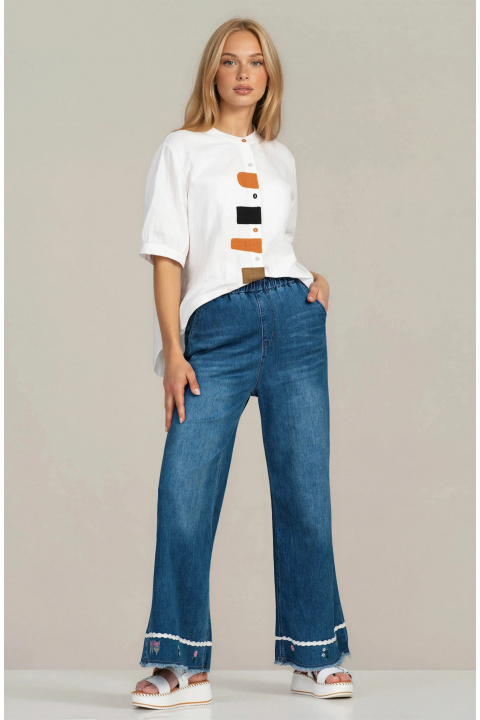 Дамска памучна риза в бяло със свободен силует и акцентна апликации