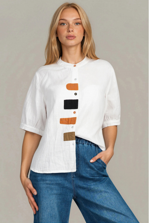 Дамска памучна риза в бяло със свободен силует и акцентна апликации